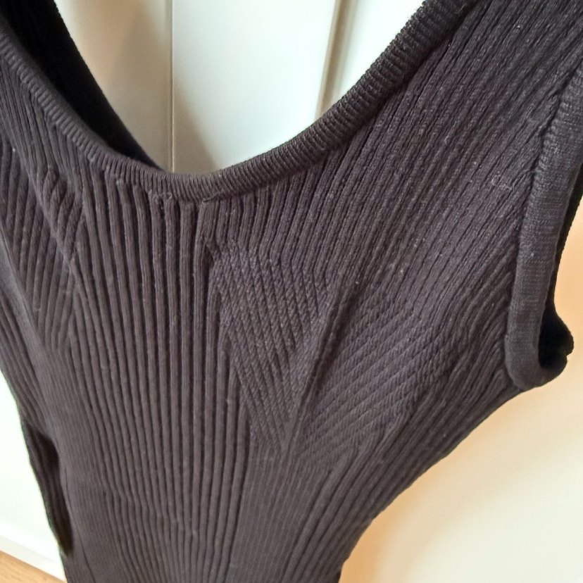 H&M bedene oturan siyah elbise - Görsel 4