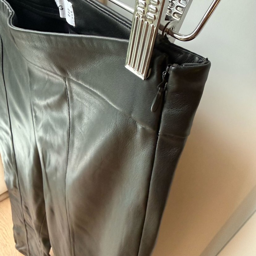 Mango - Siyah Deri Görünümlü Pantolon - Görsel 2