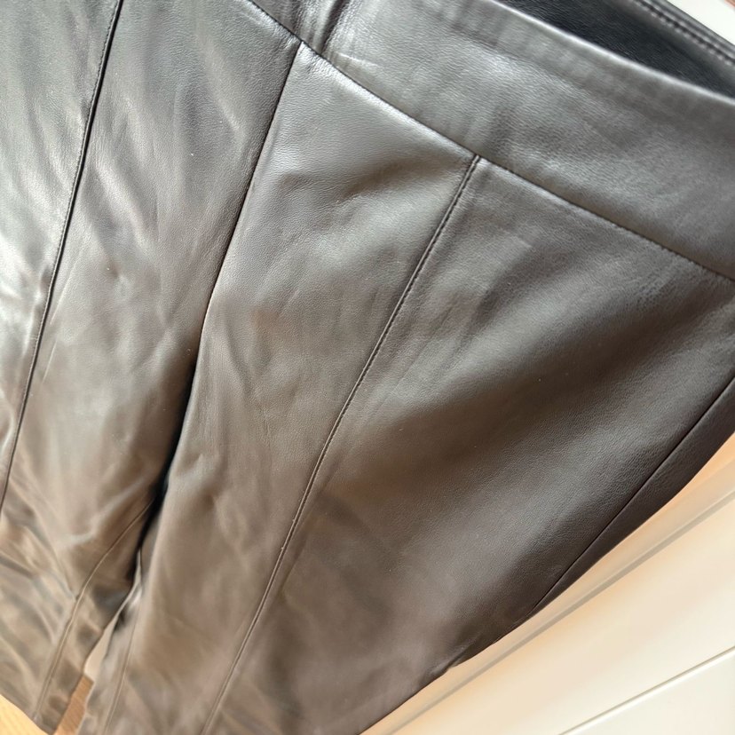 Mango - Siyah Deri Görünümlü Pantolon - Görsel 3