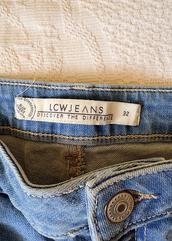 LCW Düğmeli Kot Şort - Görsel 3