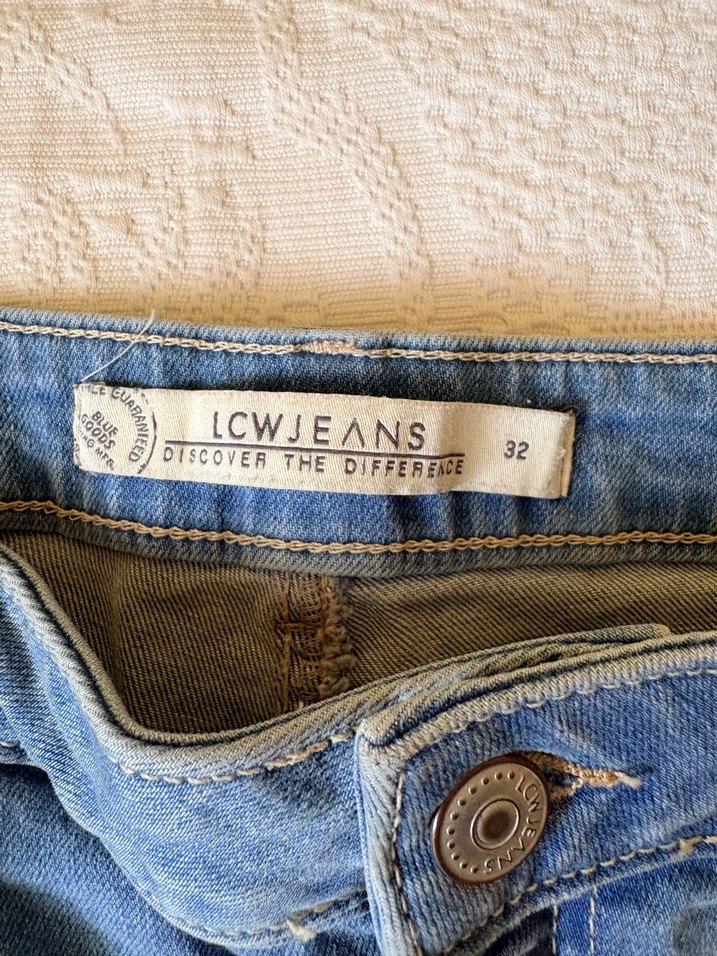 LCW Düğmeli Kot Şort - Görsel 3