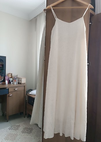 Beyaz Piliseli Keten Askılı Uzun Elbise - Görsel 4