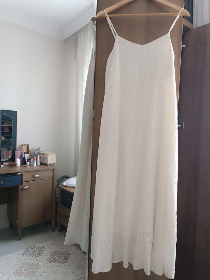 Beyaz Piliseli Keten Askılı Uzun Elbise - Görsel 4