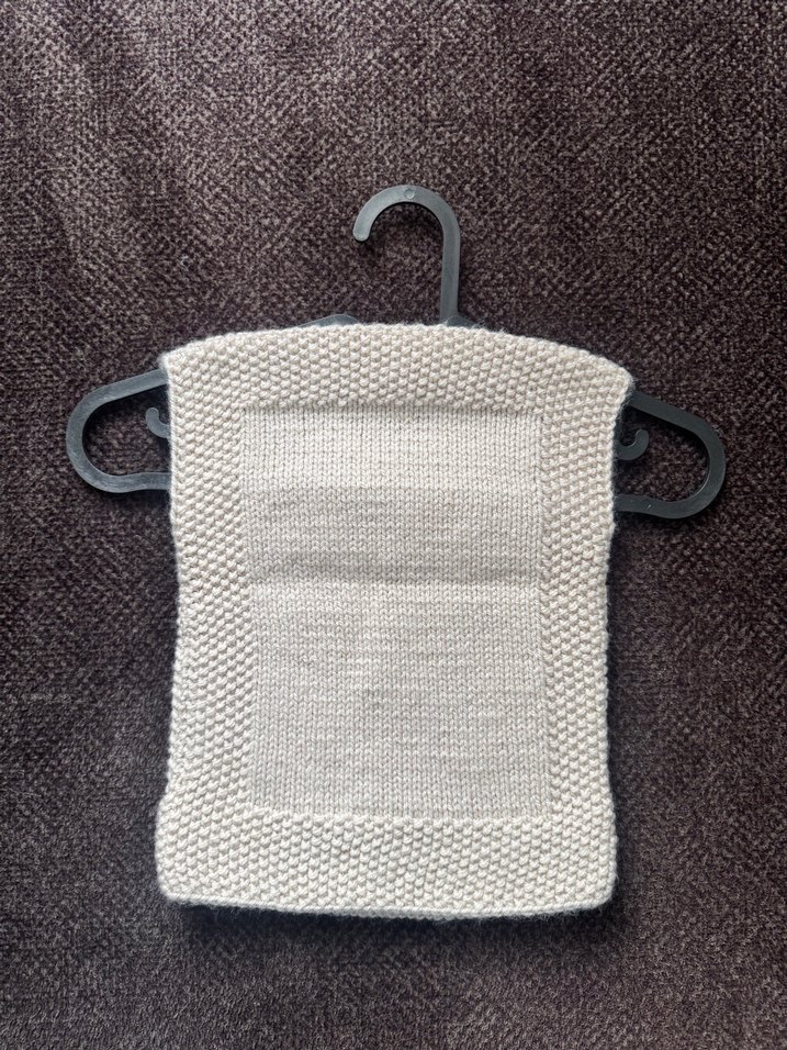 Kelebek Nakışlı Gri Bebek Önlüğü - Görsel 3