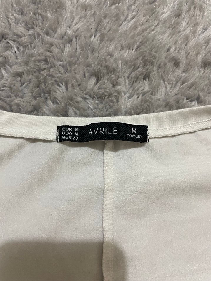 Beyaz V Yakalı Kısa Kollu Kadın Tişört - Görsel 2