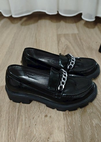 Zincir Detaylı Siyah Rugan Topuklu Kız çocuk Loafer - Görsel 2