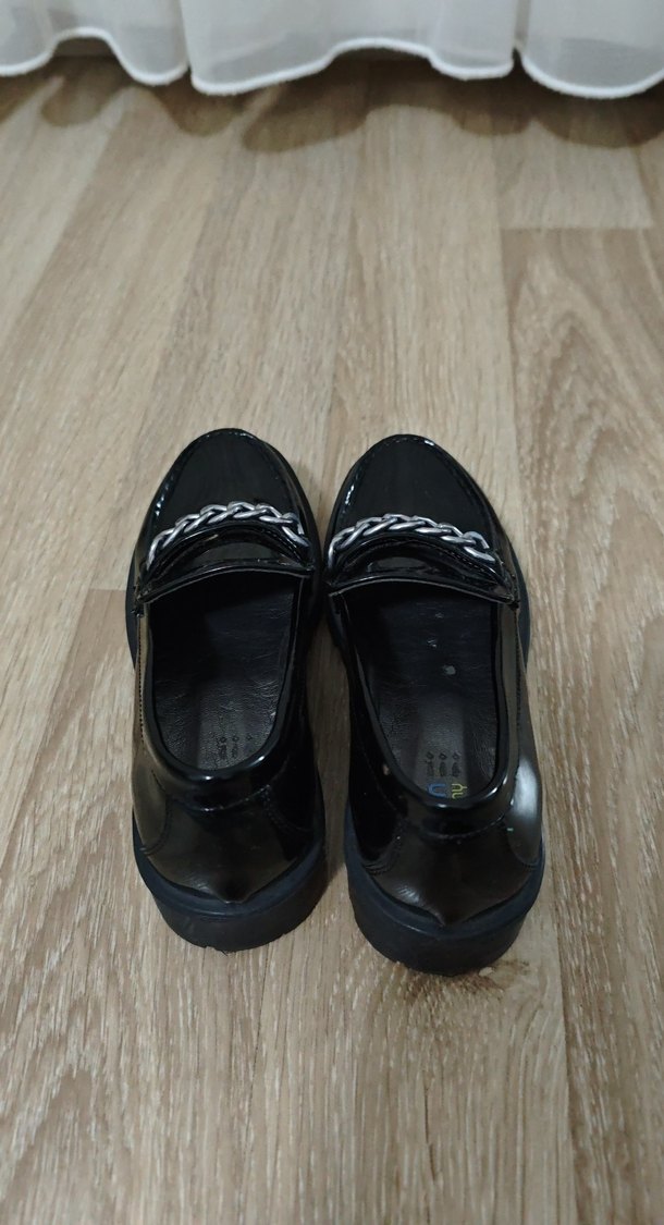 Zincir Detaylı Siyah Rugan Topuklu Kız çocuk Loafer - Görsel 3