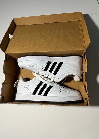 Siyah Çizgili Beyaz Bağcıklı Spor Ayakkabı - Görsel 2