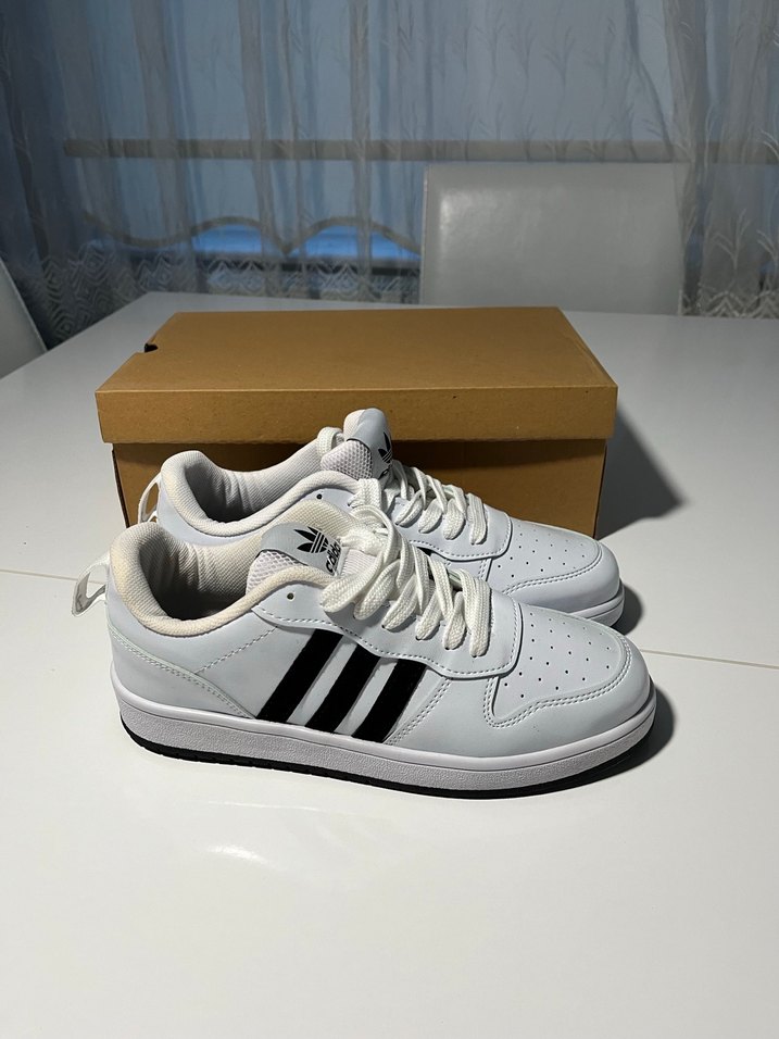 Siyah Çizgili Beyaz Bağcıklı Spor Ayakkabı - Görsel 3