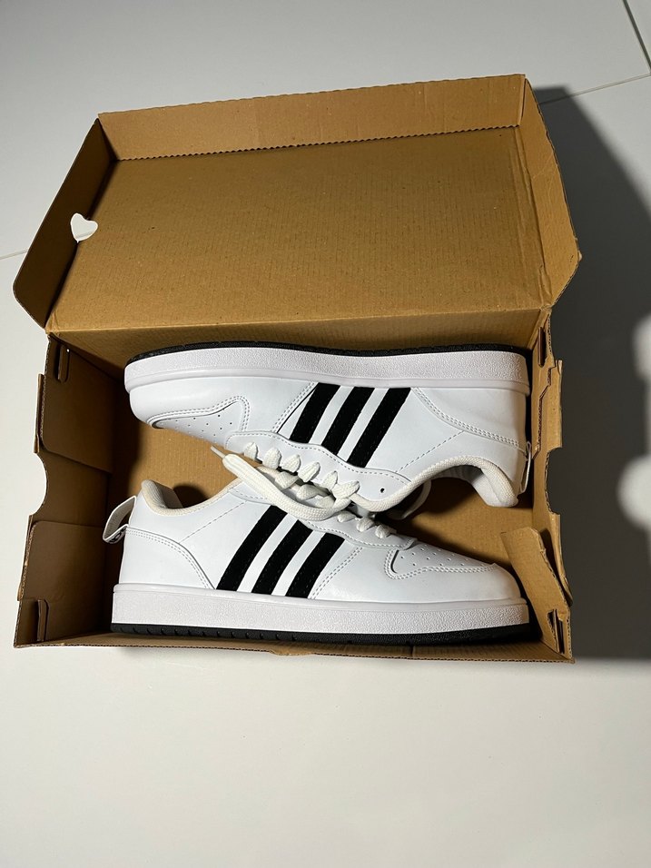 Siyah Çizgili Beyaz Bağcıklı Spor Ayakkabı - Görsel 2