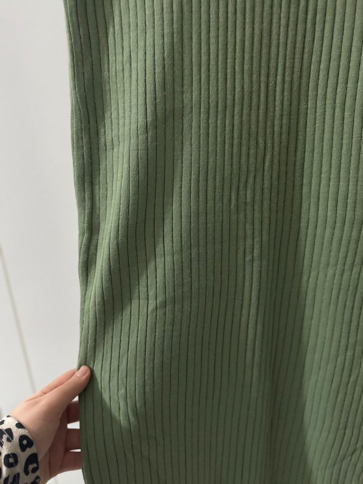 Yeşil Pliseli Keten V Yaka Uzun Elbise - Görsel 3
