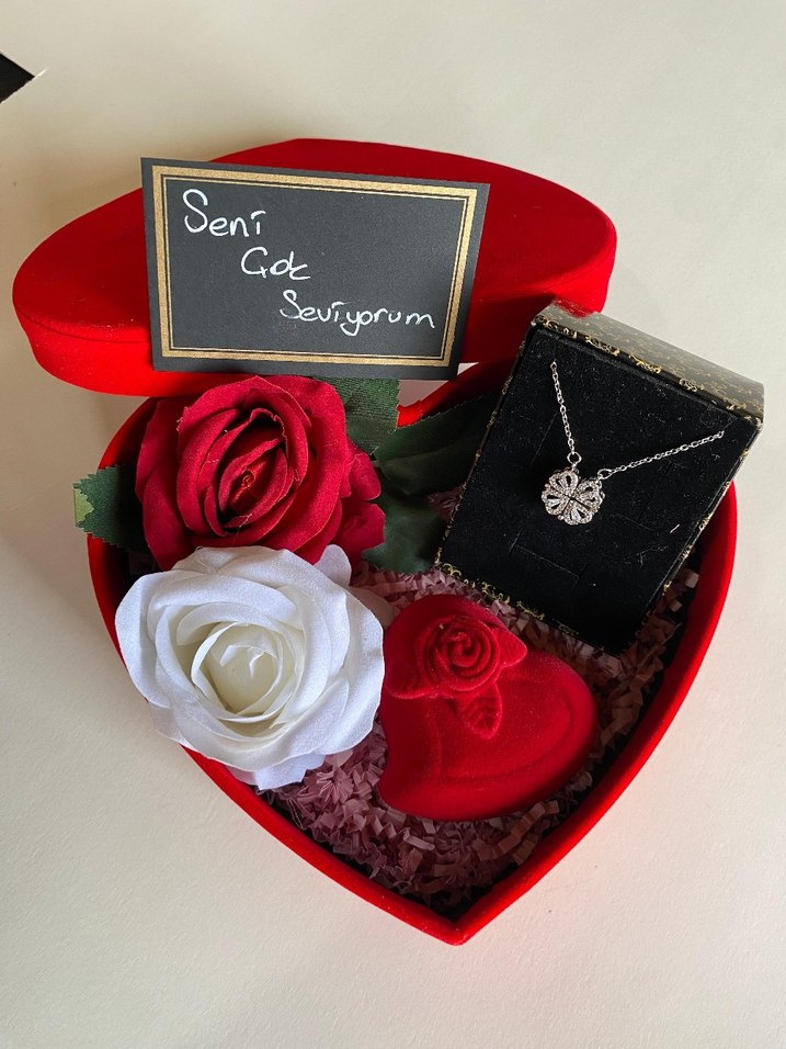 Kalp Kutuda Altın Renkli Yüzük ve Kolye Seti - Görsel 3