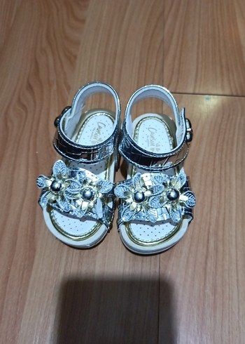 Kız Çocuk Beyaz Tokalı Çiçekli Terlik - Görsel 2