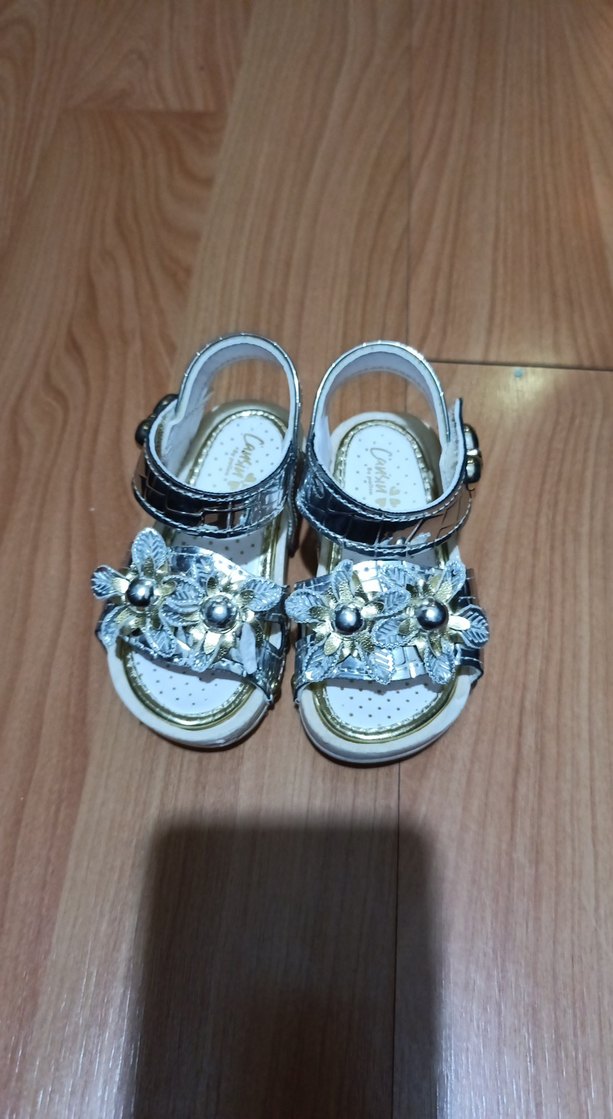 Kız Çocuk Beyaz Tokalı Çiçekli Terlik - Görsel 2