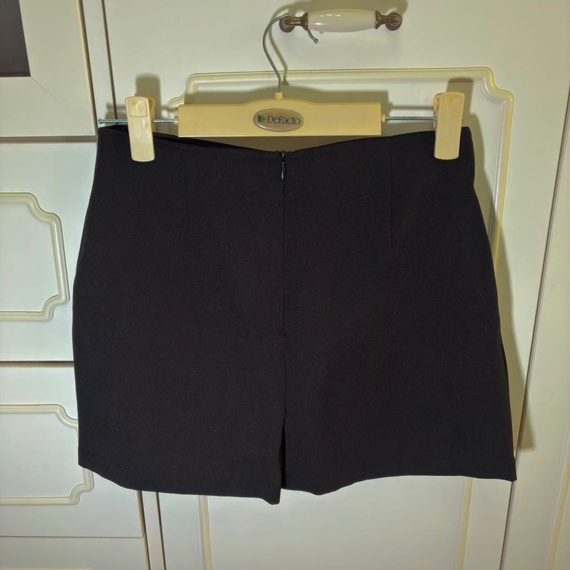 Zincir Detaylı Siyah Şort Etek 36 - Görsel 2