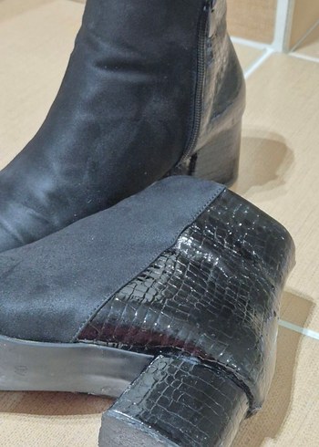 Siyah Süet Kadın Bot, Krokodil Desenli Topuk - Görsel 4