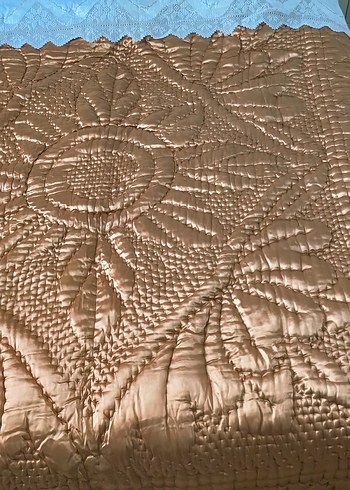 Bej Nakışlı Parlak Yorgan - Görsel 3