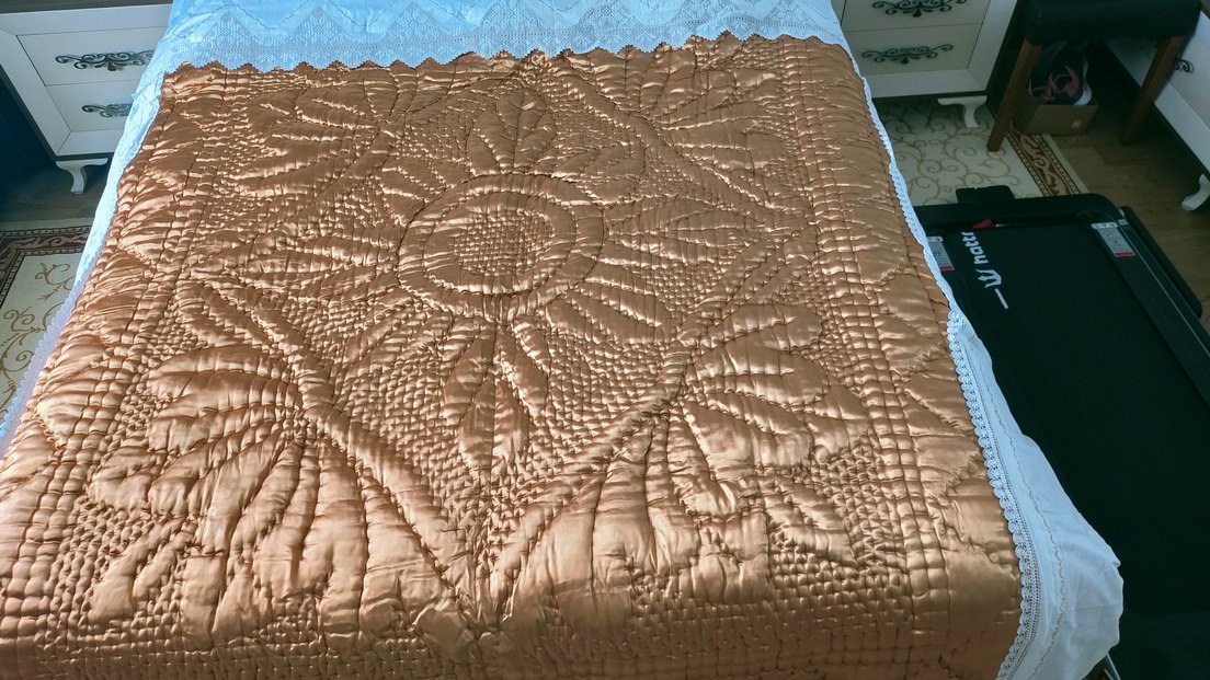 Bej Nakışlı Parlak Yorgan - Görsel 3