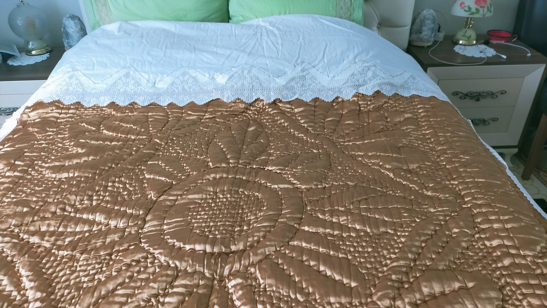 Bej Nakışlı Parlak Yorgan - Görsel 2