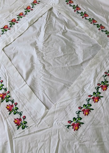 Nakışlı Beyaz Parlak Yatak Örtüsü - Görsel 4