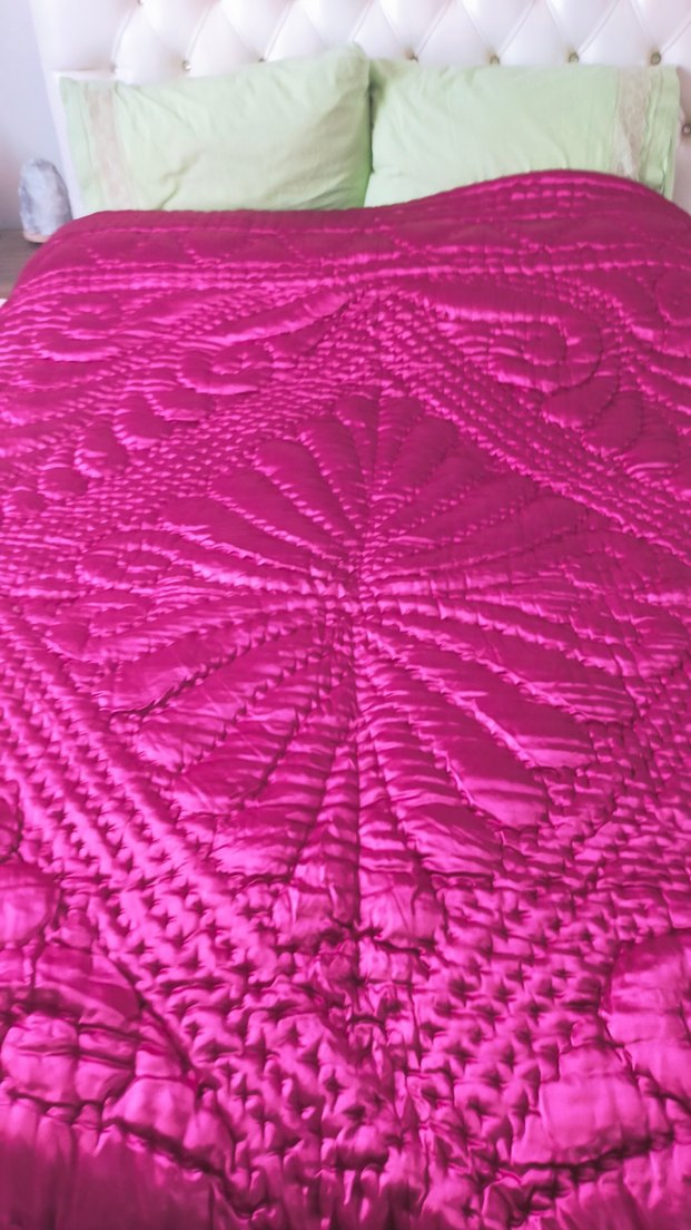 Nakışlı Beyaz Parlak Yatak Örtüsü - Görsel 2