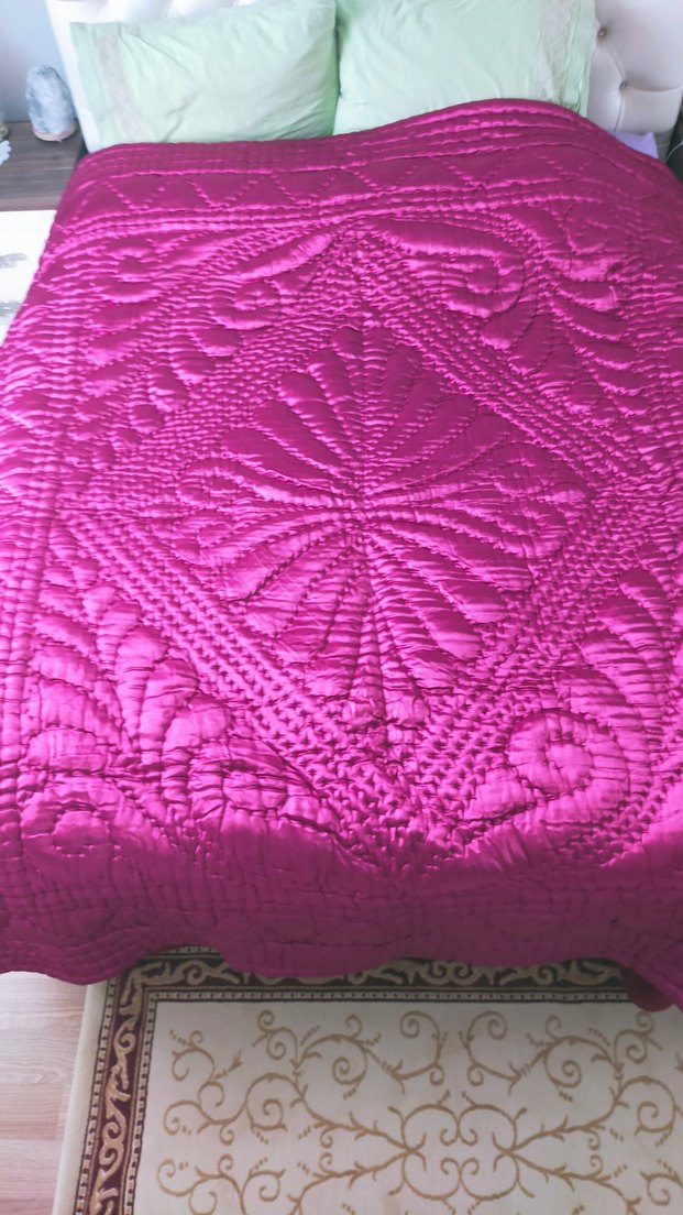 Nakışlı Beyaz Parlak Yatak Örtüsü - Görsel 3