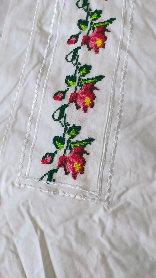 Nakışlı Beyaz Parlak Yatak Örtüsü - Görsel 5