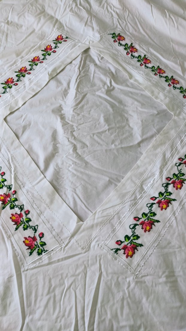 Nakışlı Beyaz Parlak Yatak Örtüsü - Görsel 4