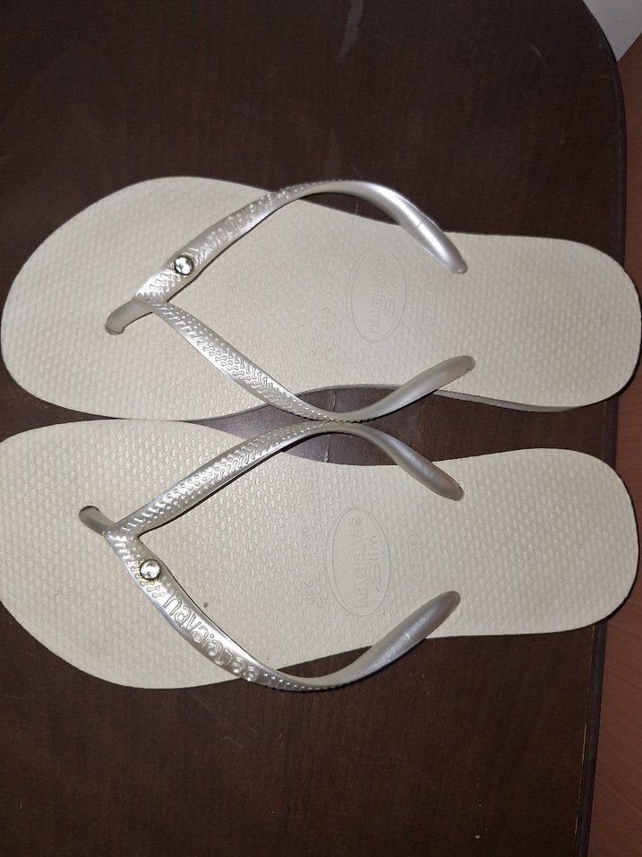 Beyaz Minimalist Kadın Parmak Arası Terlik - Görsel 2