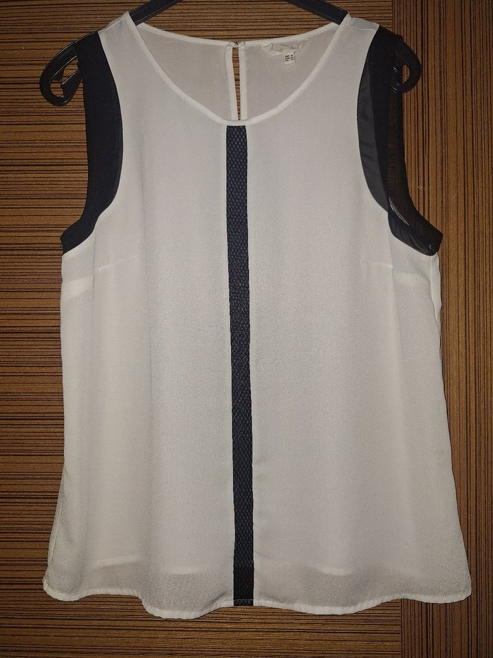 Kemer Detaylı Kolsuz Beyaz Bluz - Görsel 3