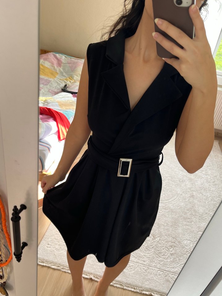 Siyah V Yaka Kemerli Elbise - Görsel 2