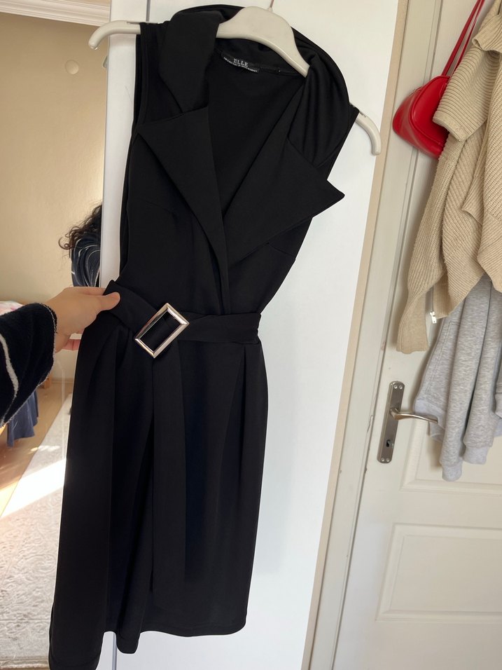 Siyah V Yaka Kemerli Elbise - Görsel 4