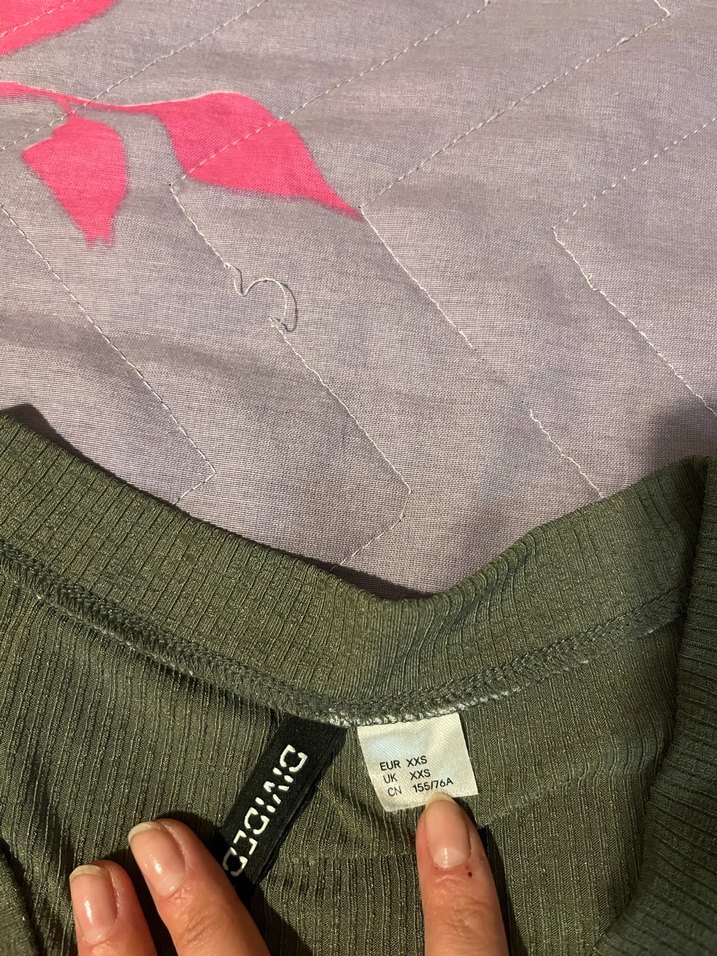 Düğmeli V Yaka Kısa Kollu Crop Top - Görsel 2