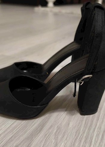 Siyah Süet Tokalı İnce Topuklu Kadın Ayakkabı - Görsel 2