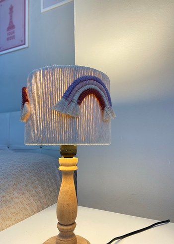 Bej Ahşap Ayaklı Gökkuşağı Desenli Makrome Abajur - Görsel 2