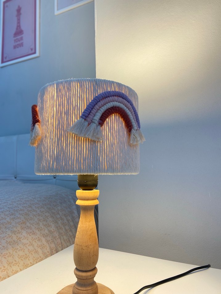 Bej Ahşap Ayaklı Gökkuşağı Desenli Makrome Abajur - Görsel 2