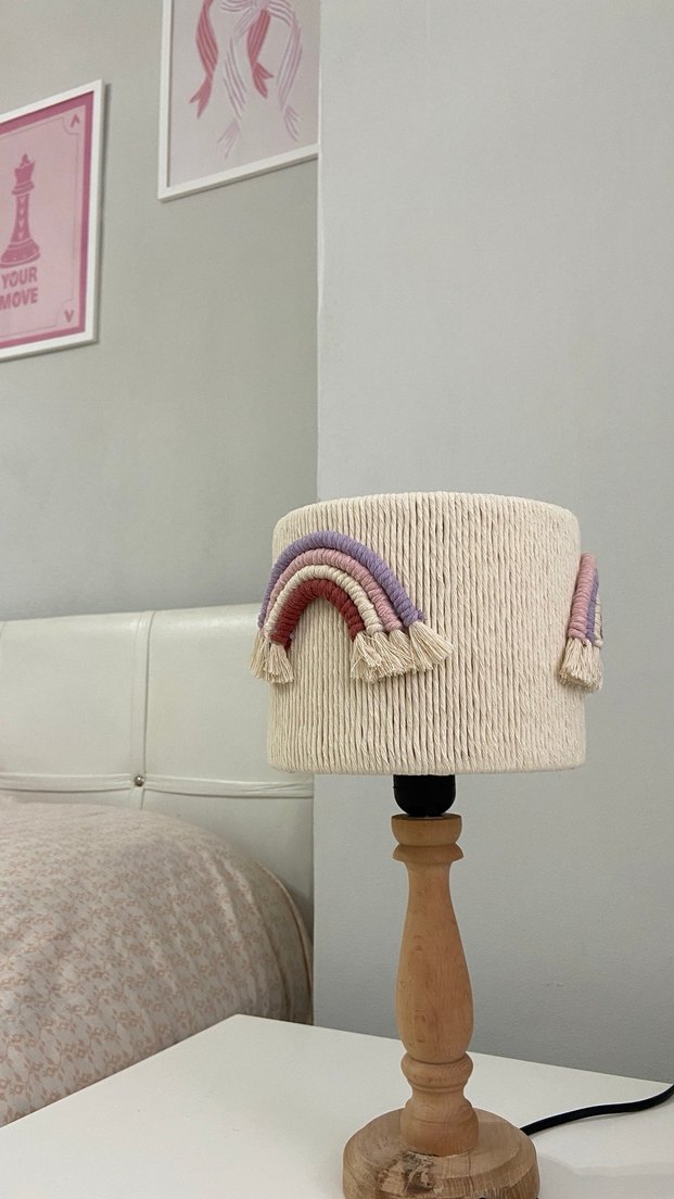 Bej Ahşap Ayaklı Gökkuşağı Desenli Makrome Abajur - Görsel 3