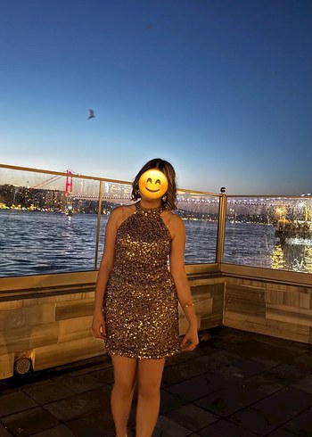 Parlak Altın Renkli Sırt Dekolteli Midi Elbise - Görsel 2