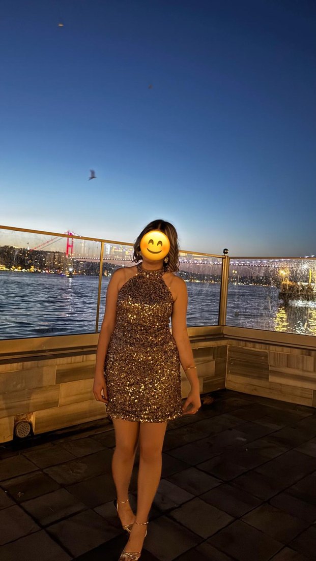 Parlak Altın Renkli Sırt Dekolteli Midi Elbise - Görsel 2