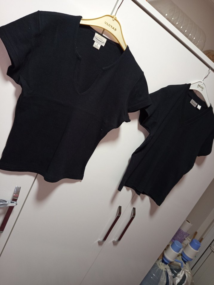 İKİZLERE MANDEE MARKA 38 M BDN Siyah V Yaka Kısa Kollu 2 ADTşört - Görsel 2