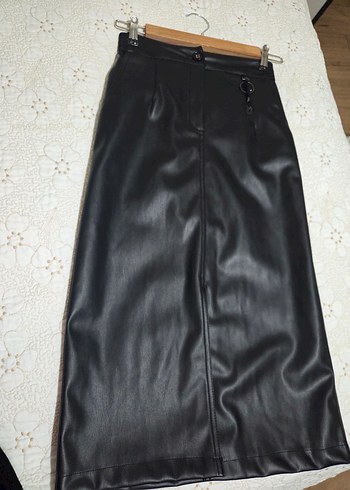 Parlak Siyah Deri Midi Şort - Görsel 3