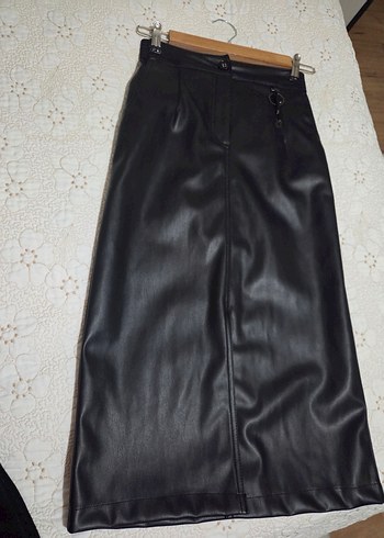 Parlak Siyah Deri Midi Şort - Görsel 4