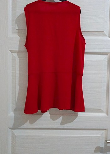 Kırmızı V Yakalı Drapeli Kolsuz Bluz - Görsel 3