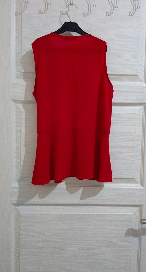 Kırmızı V Yakalı Drapeli Kolsuz Bluz - Görsel 3