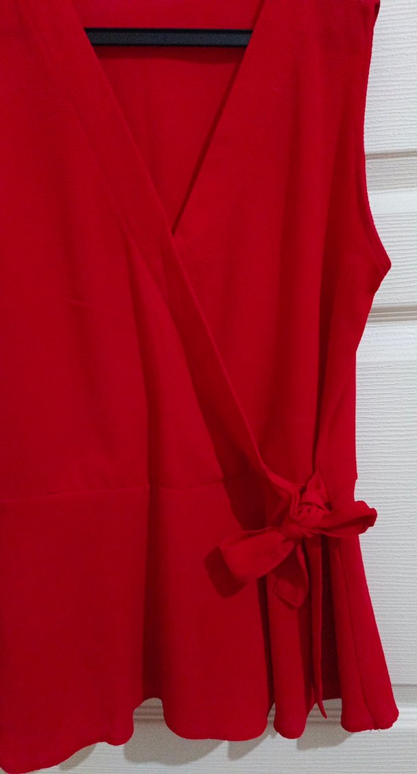 Kırmızı V Yakalı Drapeli Kolsuz Bluz - Görsel 2