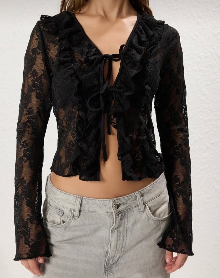 Dantel Detaylı Siyah Gotik V Yakalı Bluz - Görsel 3