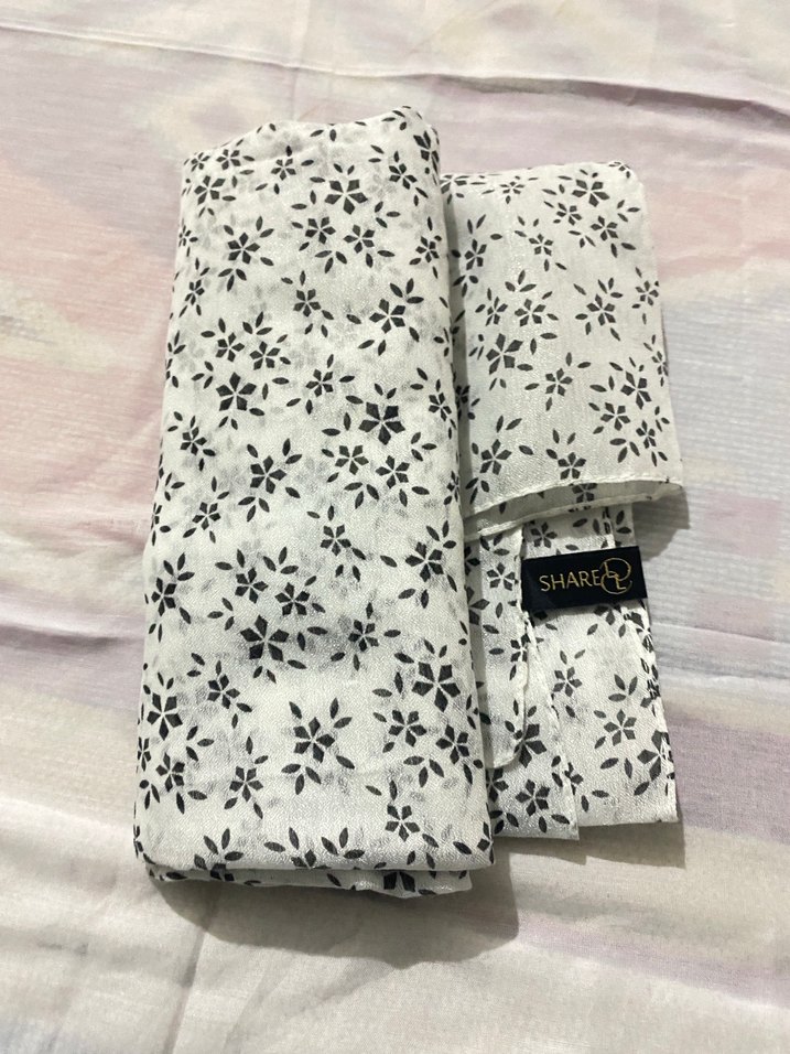 Beyaz çiçek desenli  Kadın Şal - Görsel 2