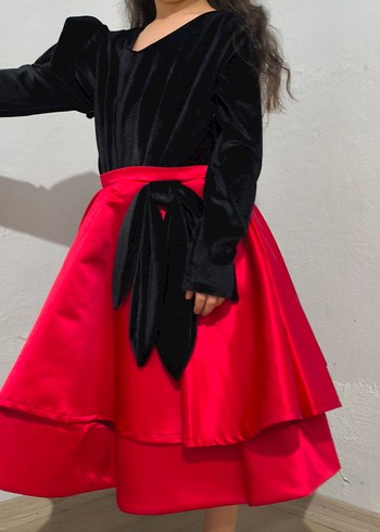 Uzun Kollu Siyah Üst ve Kırmızı Etekli Kız Elbisesi - Görsel 2