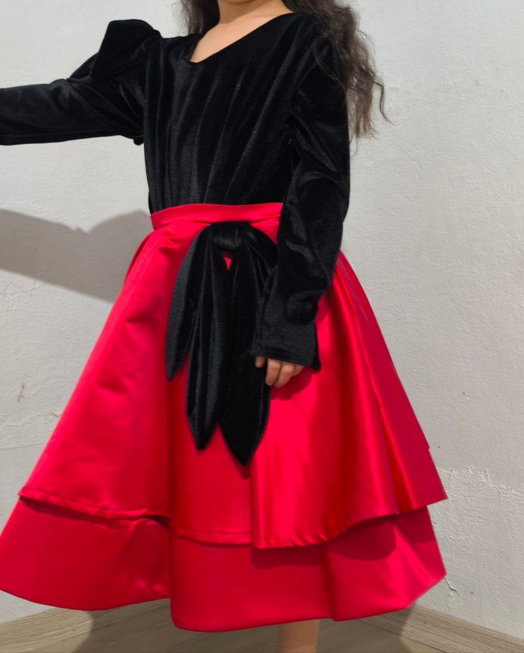 Uzun Kollu Siyah Üst ve Kırmızı Etekli Kız Elbisesi - Görsel 2