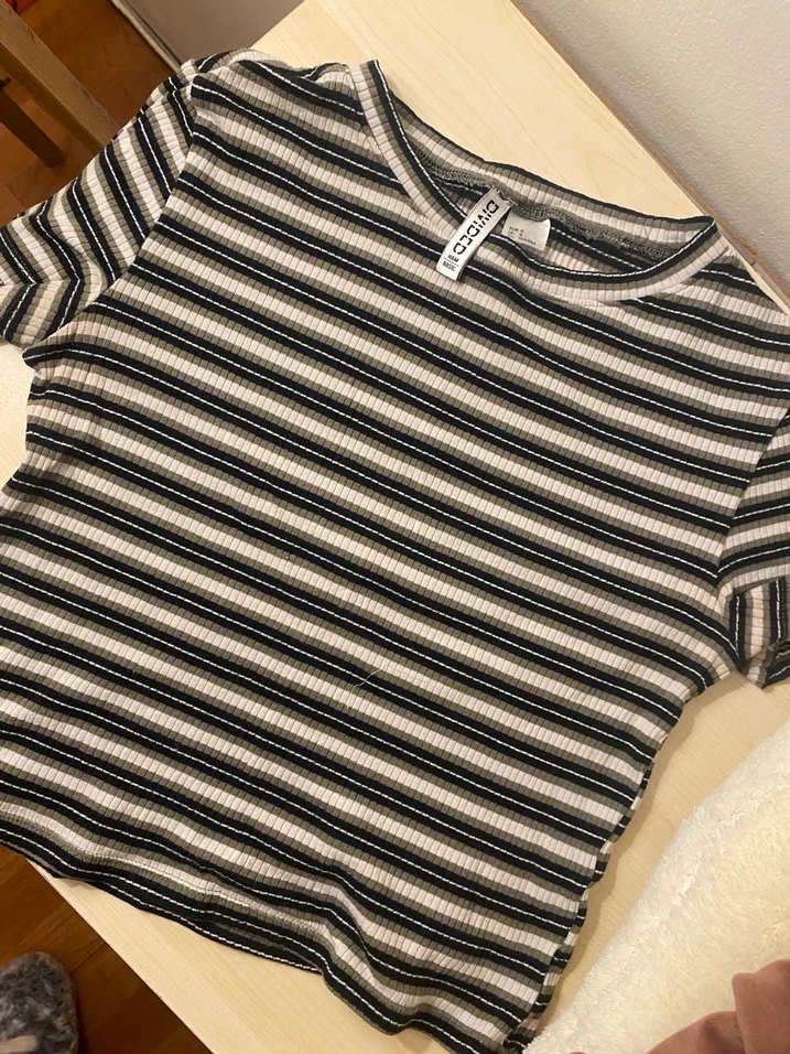 Gri Çizgili Kısa Kollu Tişört - Görsel 2